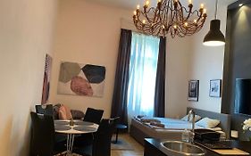 Stylish Apartment By The Vigszinhaz Theater