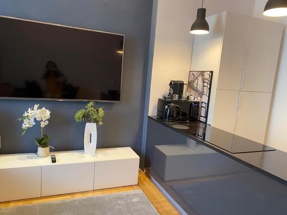 Stylish Apartment By The Vigszinhaz Theater Budapest Exterior foto
